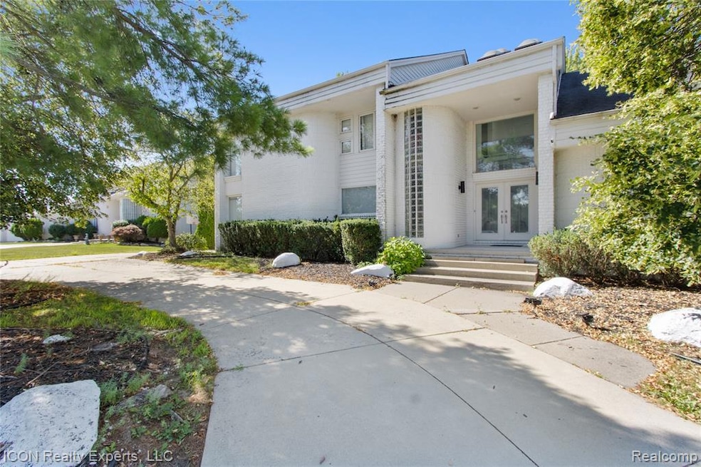 5727 Royal Wood, West Bloomfield, MI 48322 - photo 1