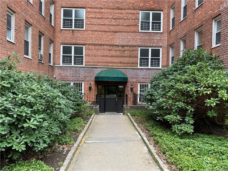 McCorkle Cooperative Apartments unit 4M, Bronxville, NY 10708 - photo 1