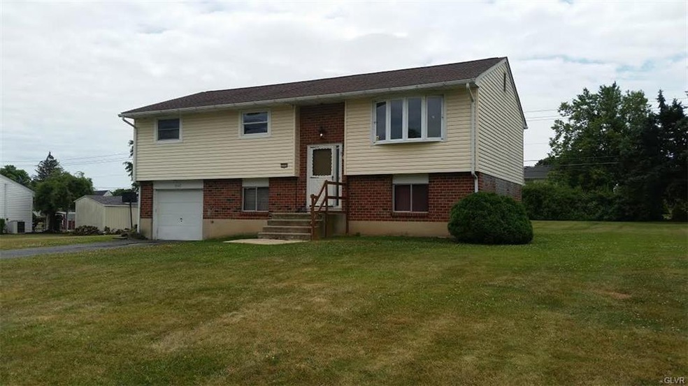 5545 Mohawk Dr, Bethlehem, PA 18017 - photo 1