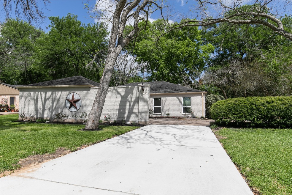 2207 N Belmont Dr, Richmond, TX 77469 - photo 1