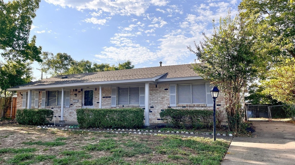 Ranch-style house with covered porch