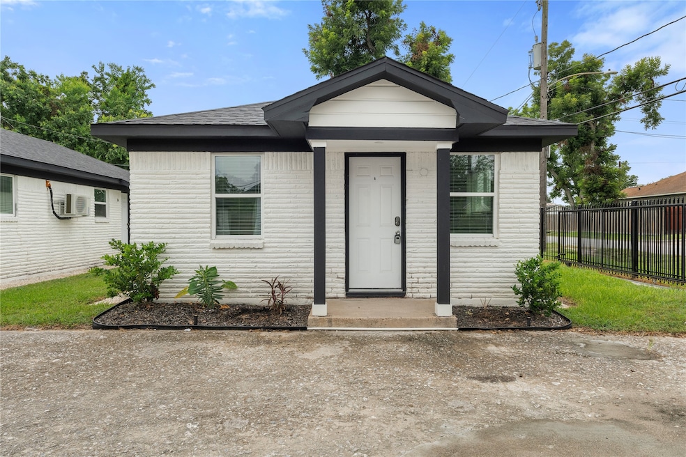 4120 Linn St unit B, Houston, TX 77026 - photo 1