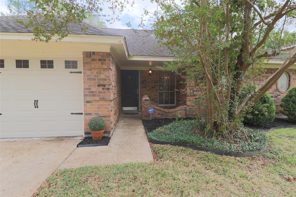 8206 Bayou Forest Dr, Houston, TX 77088 - photo 1