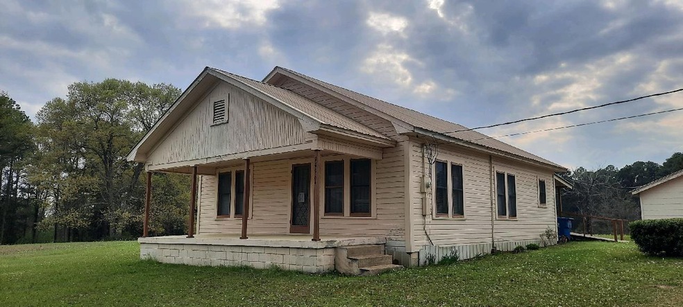 View of front of house with a front yard