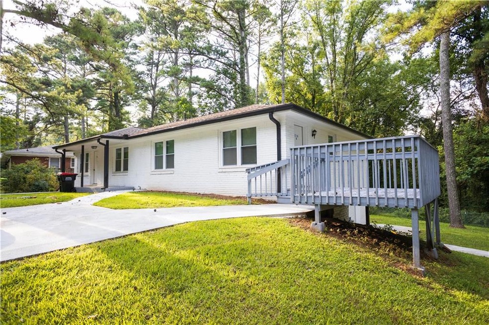 View of front of home featuring a front lawn and a