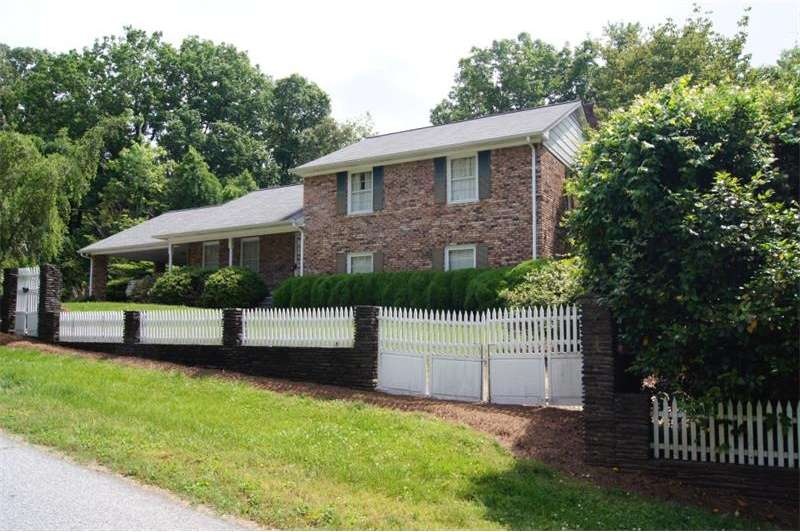 IN TOWN LOCATION.  Close to downtown Dahlonega.
