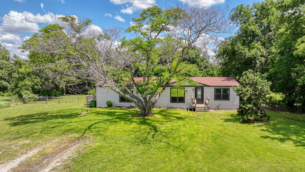 411 Stonebridge Ct, Weatherford, TX 76085 - photo 1