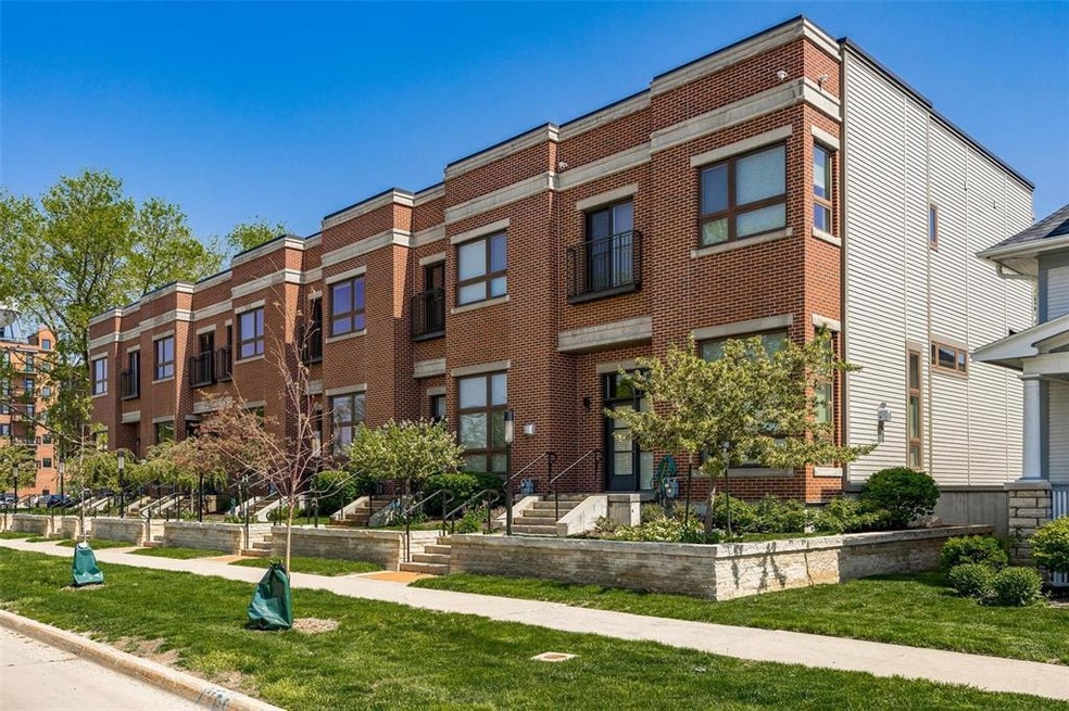 1018 2nd St SE, Cedar Rapids, IA 52401 - photo 1