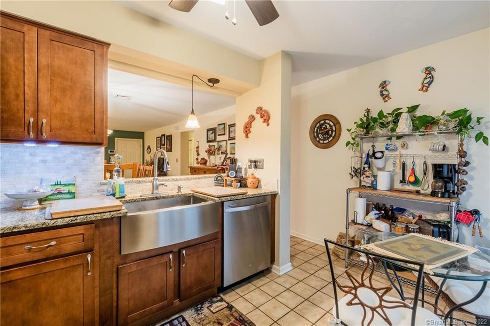 48 Manorwood Dr unit 48, Branford, CT 06405 - photo 1