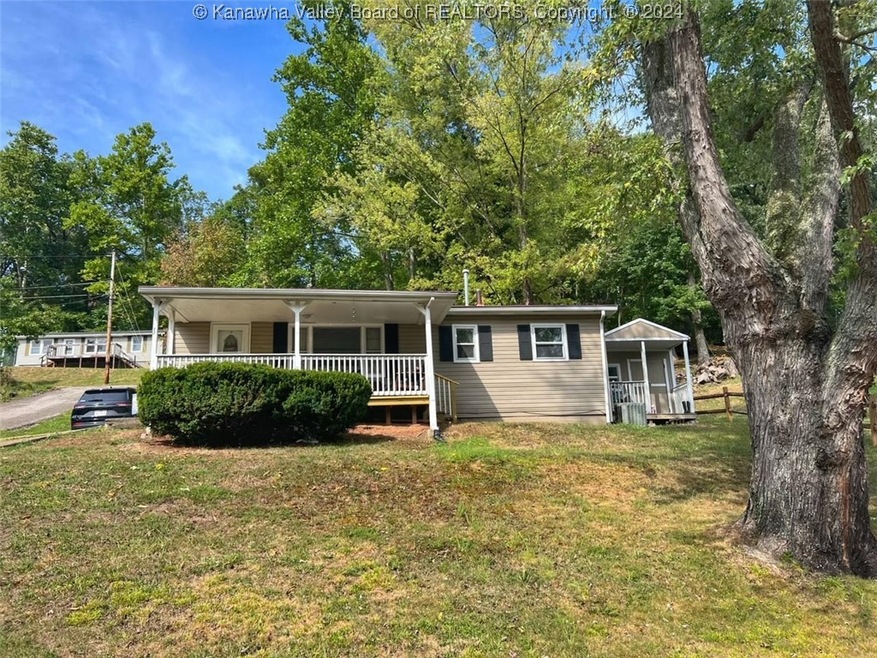 132 Oak St, Dunbar, WV 25064 - photo 1