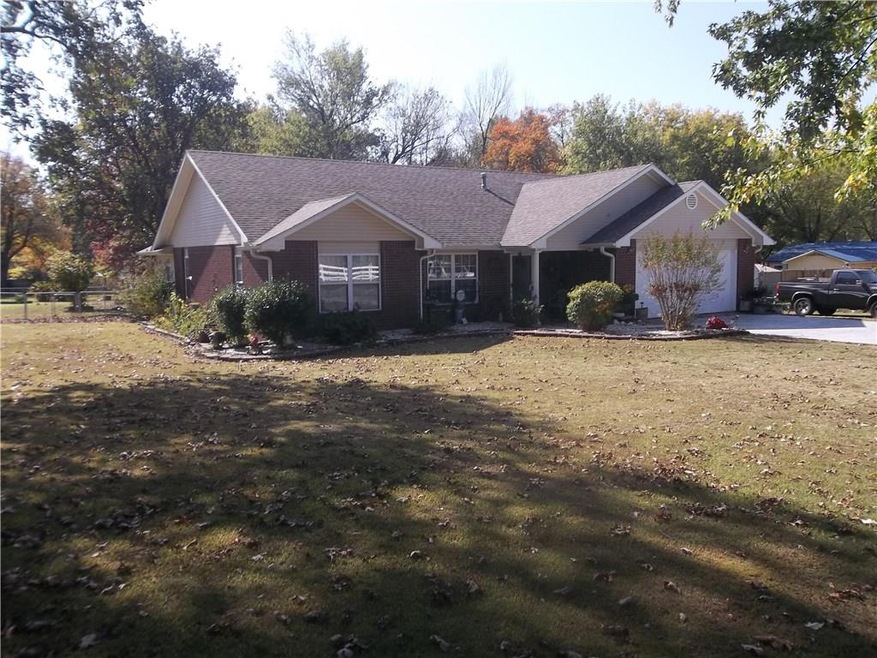 613 E Buchanan St, Prairie Grove, AR 72753 - photo 1