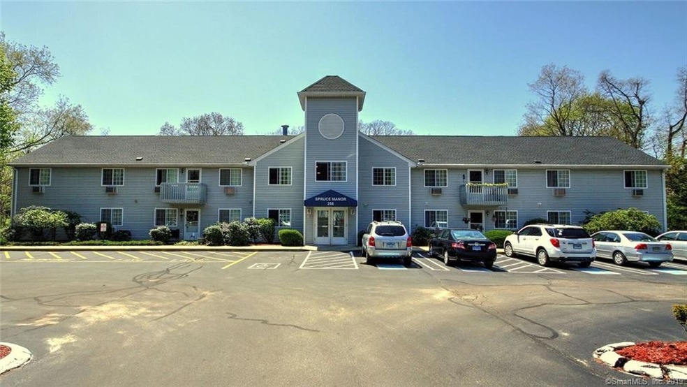 256 Peck Ln unit 15, Orange, CT 06477 - photo 1