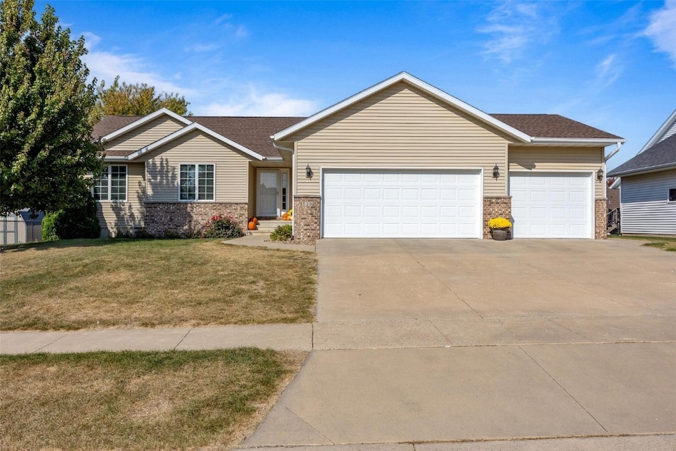 520 Rosedale Dr, Center Point, IA 52213 - photo 1