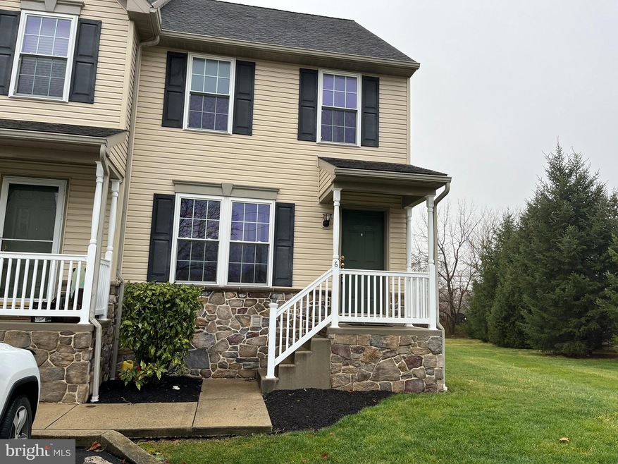 270 Locust St unit 6, New Holland, PA 17557 - photo 1