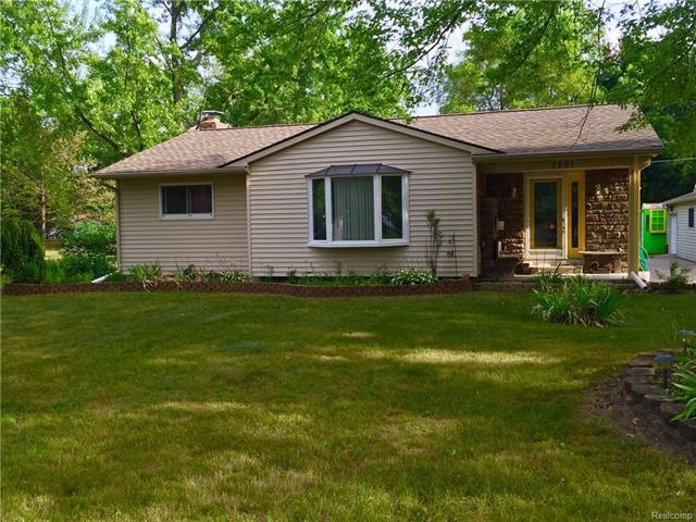 7201 Wade St, Waterford, MI 48327 - photo 1