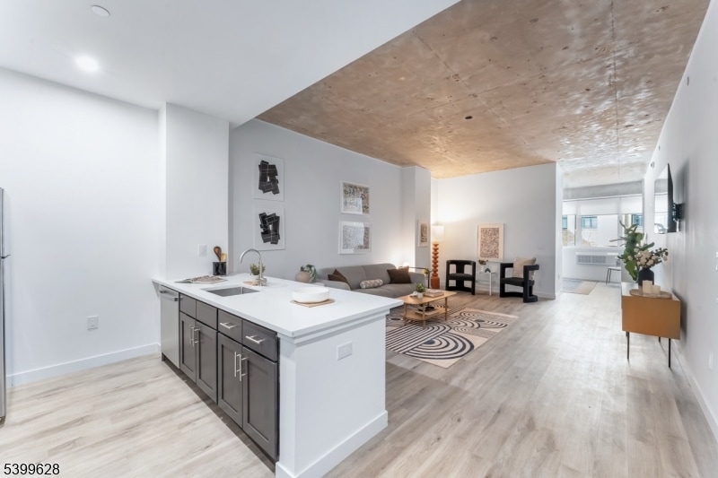 10 Commerce Ct unit 2I, Newark, NJ 07102 - photo 1