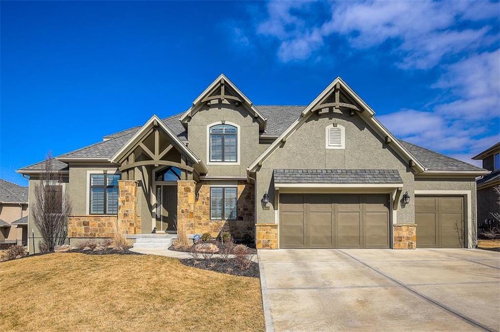 Large Estate home on a cul-de-sac and short walkin