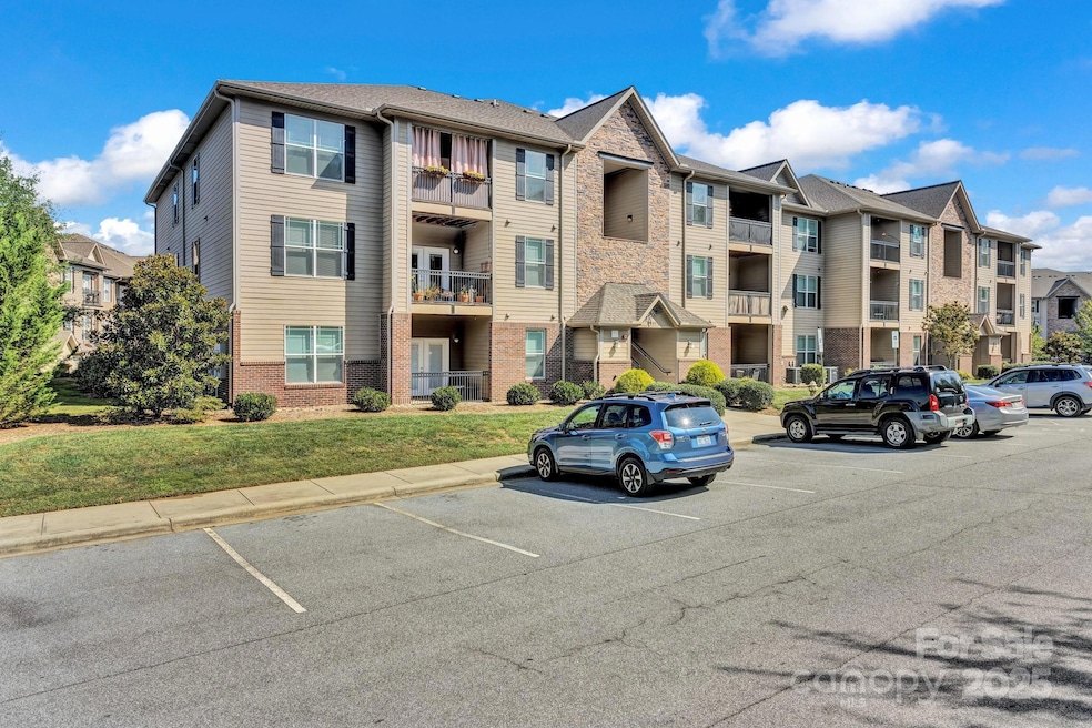 91 Brickton Village Cir unit 102, Fletcher, NC 28732 - photo 1