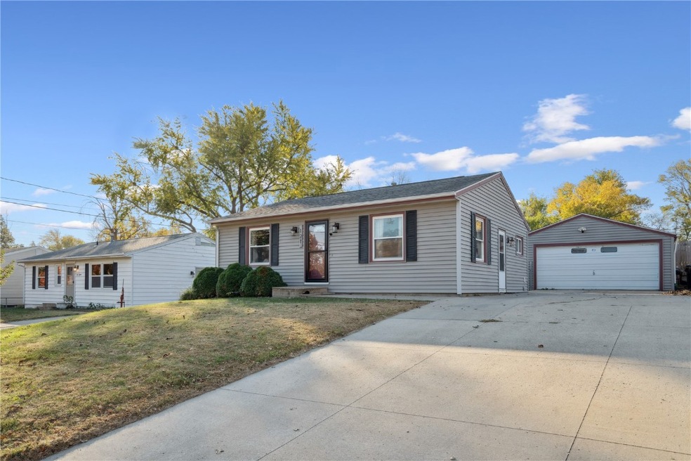 121 29th Ave SW, Cedar Rapids, IA 52404 - photo 1