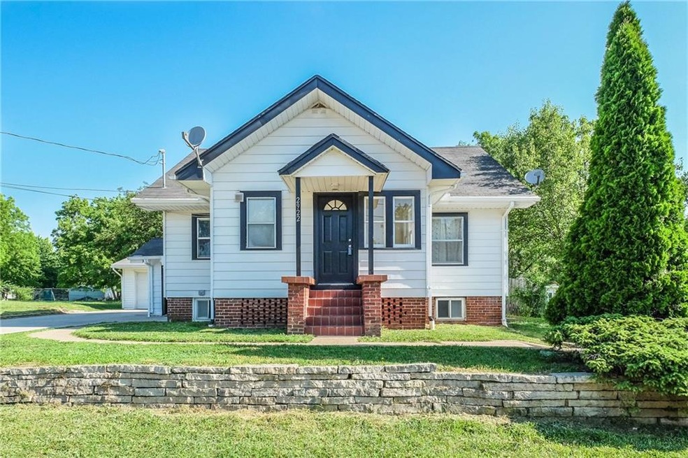 2922 E Madison Ave, Des Moines, IA 50317 - photo 1