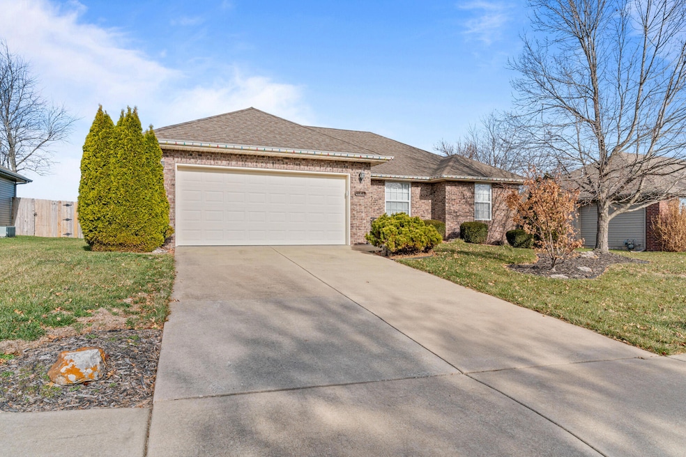 881 W Cambridge Ave, Nixa, MO 65714 - photo 1