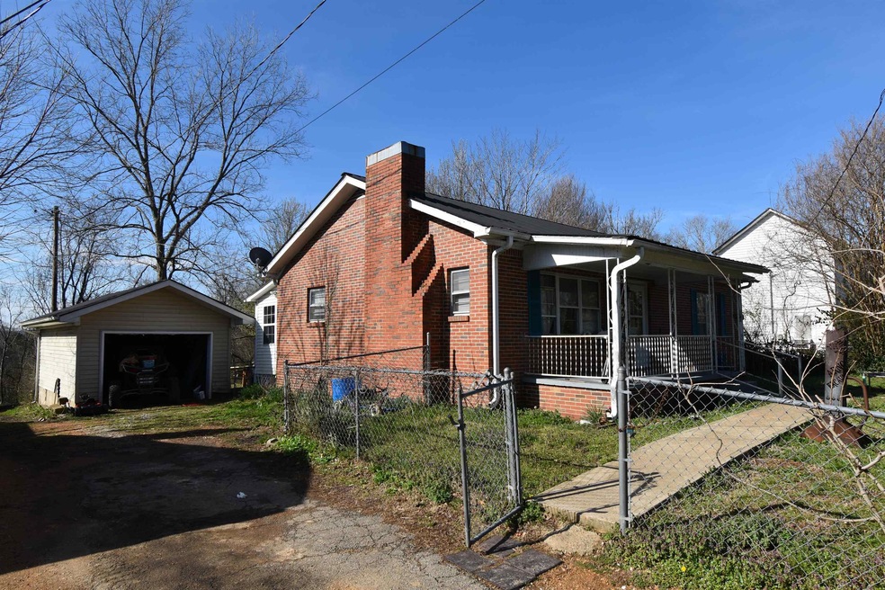 112 Perry St, Linden, TN 37096 - photo 1