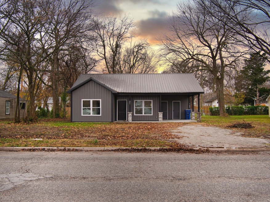 921 H St NW, Miami, OK 74354 - photo 1