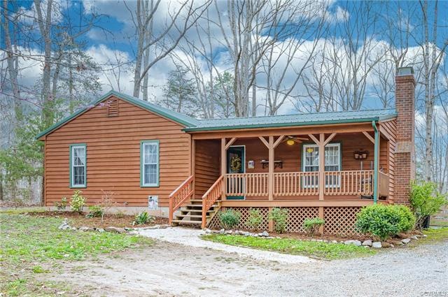 Charming rustic rancher on 2 acres in central Gooc