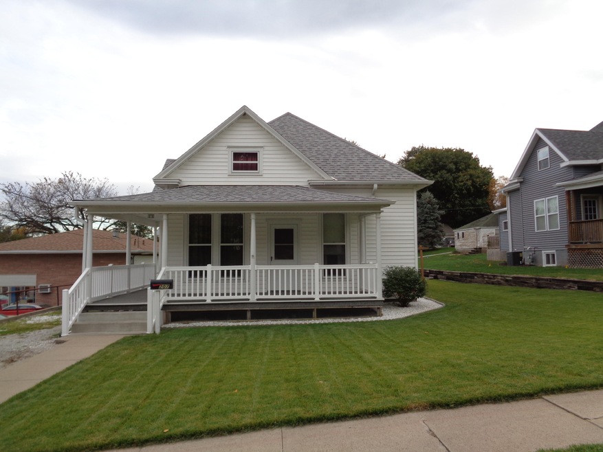 Collins 207 W 7th 001