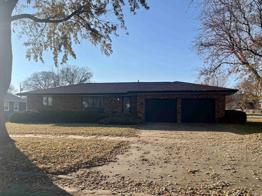 415 Pearl St, Yankton, SD 57078 - photo 1