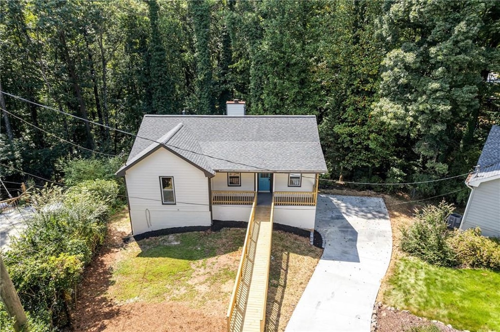 View of front of property featuring a front lawn