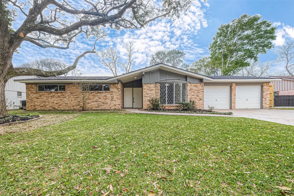 107 N Jane St, Alvin, TX 77511 - photo 1