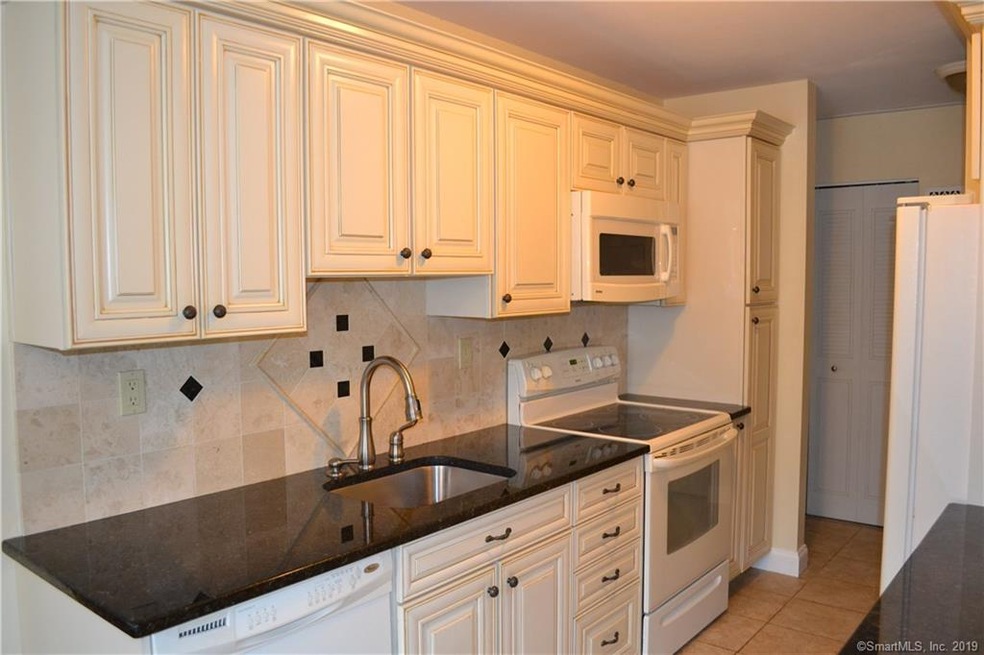 54 Southport Woods Dr unit 54, Southport, CT 06890 - photo 1