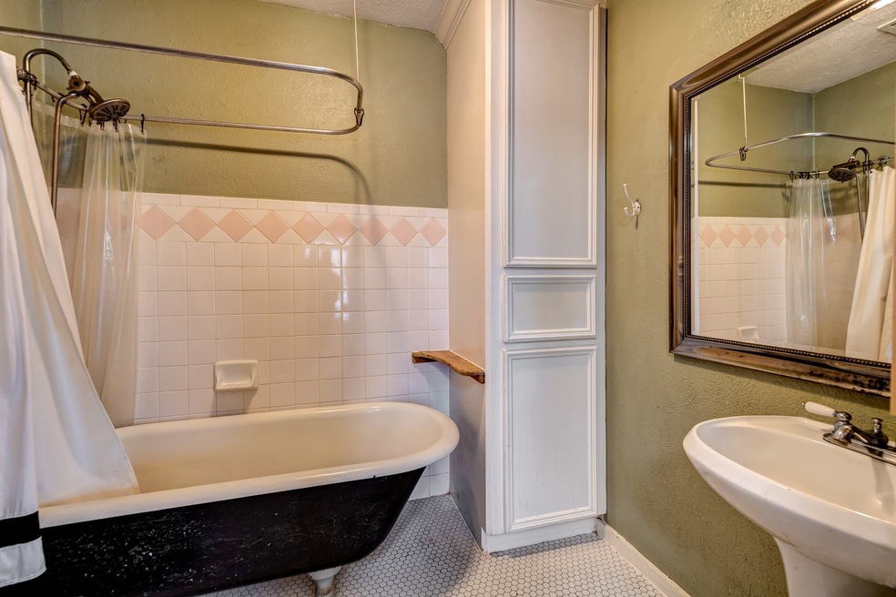 802 Columbia St unit 4, Houston, TX 77007 - photo 1