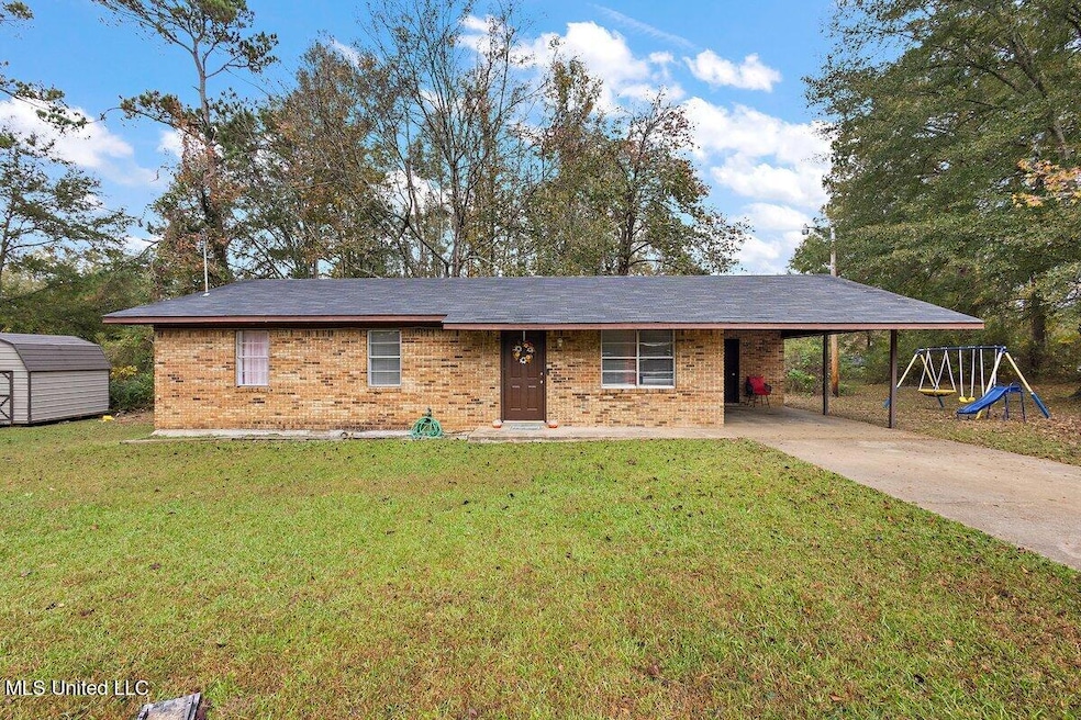 1006 Charles Howard Dr, Hazlehurst, MS 39083 - photo 1