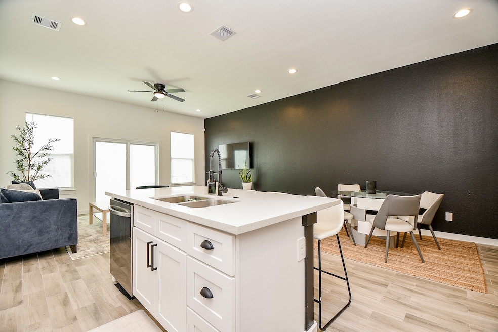 6828 Liverpool St, Houston, TX 77021 - photo 1