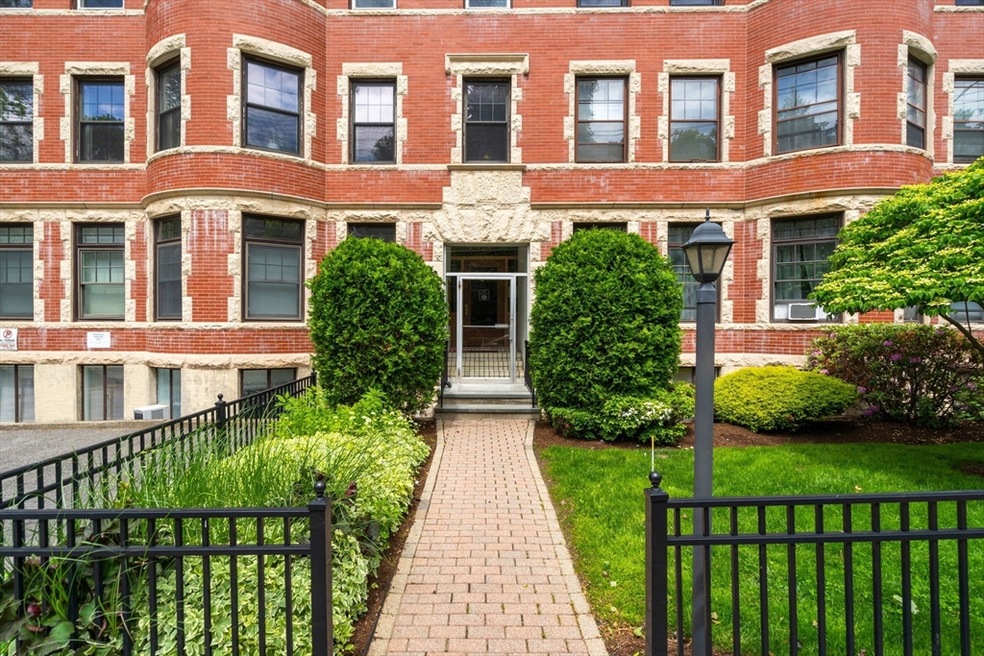 149 Winthrop Rd unit 5, Brookline, MA 02445 - photo 1