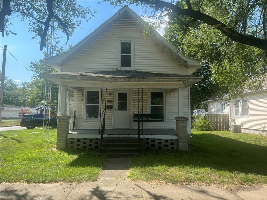 1021 S 14th St, Mattoon, IL 61938 - photo 1
