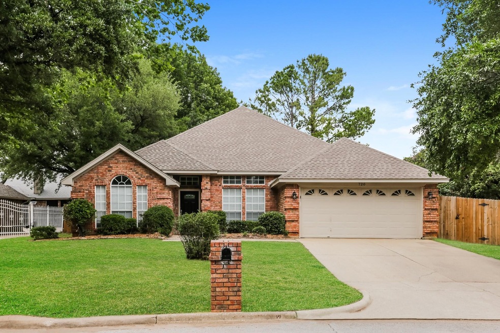 720 Tradonna Ln, Hurst, TX 76054 - photo 1