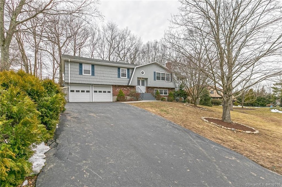 Front w/driveway view