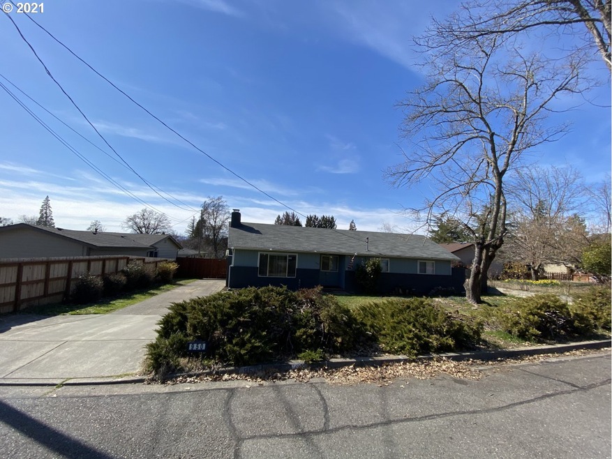 950 NE 11th St, Grants Pass, OR 97526 - photo 1