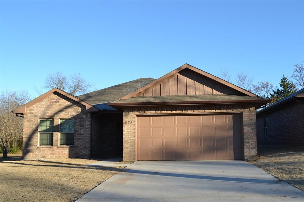 923 Chase St, Denison, TX 75020 - photo 1