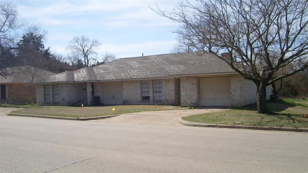 1105 N Clay St, Ennis, TX 75119 - photo 1