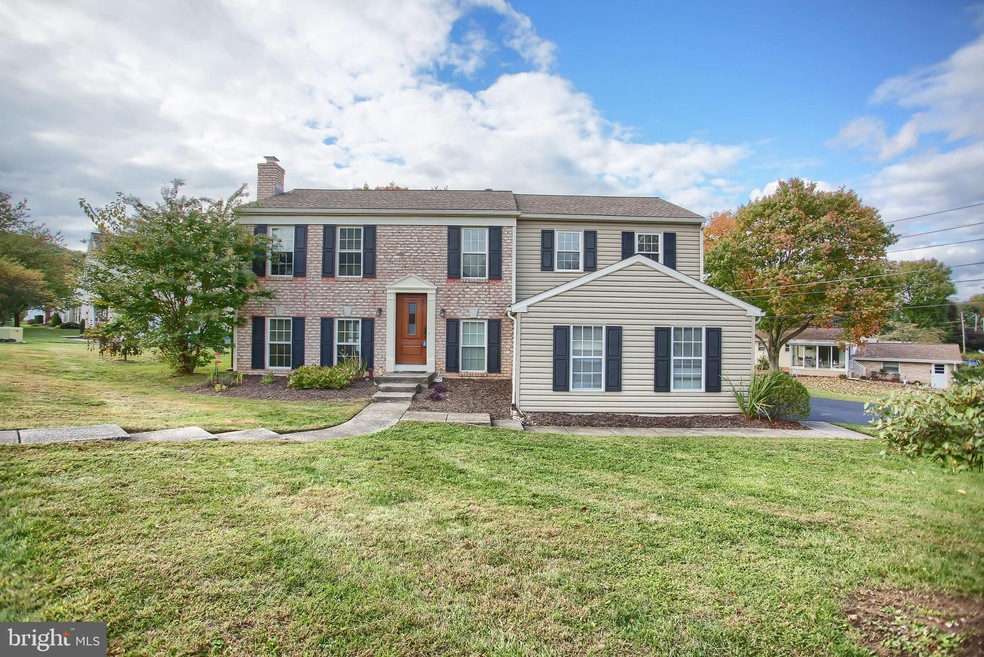 301 Lamp Post Ln, Hershey, PA 17033 - photo 1