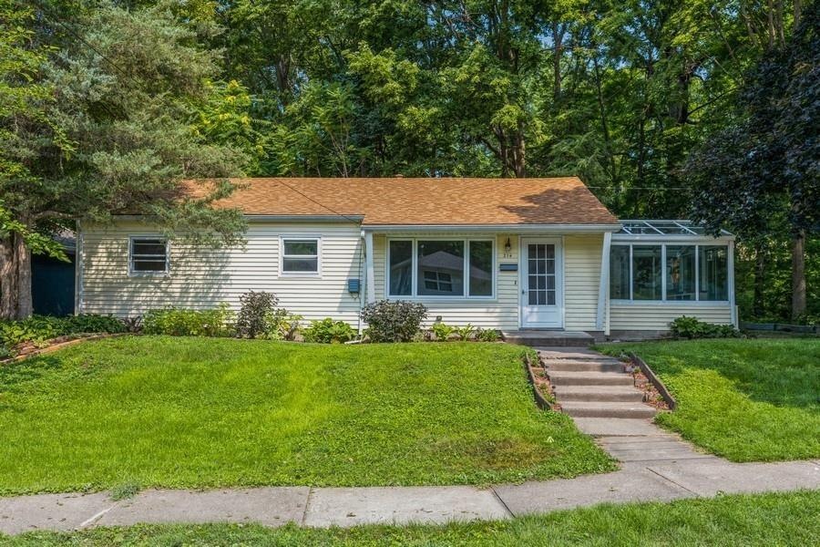 214 Pershing Ct, Davenport, IA 52803 - photo 1