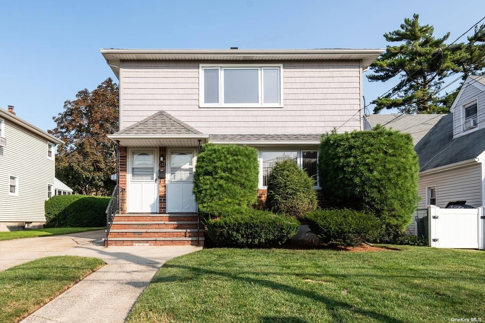 172 Meadowsweet Rd unit B, Mineola, NY 11501 - photo 1