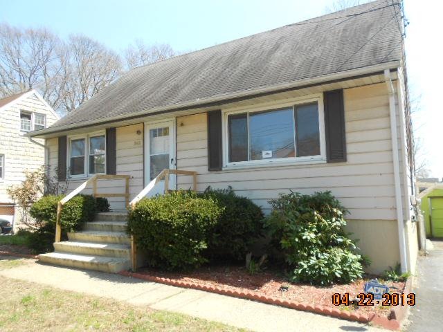 543 Soundview Ave, Bridgeport, CT 06606 - photo 1
