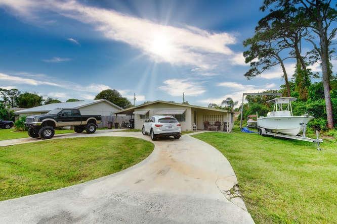 2267 SE Monroe St Stuart FL-small-001-00