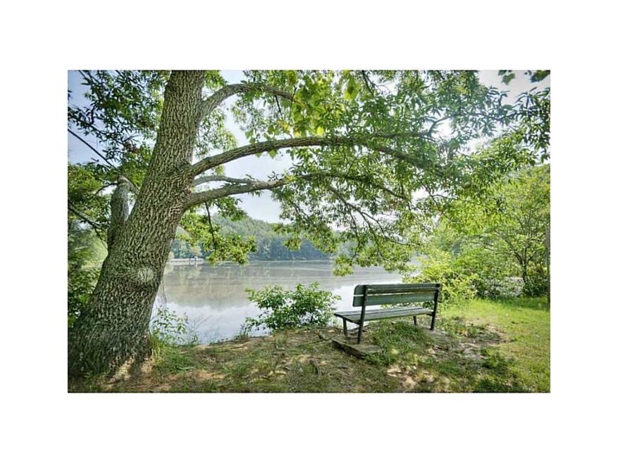 Amenities. Mountain Park has two lakes with less t