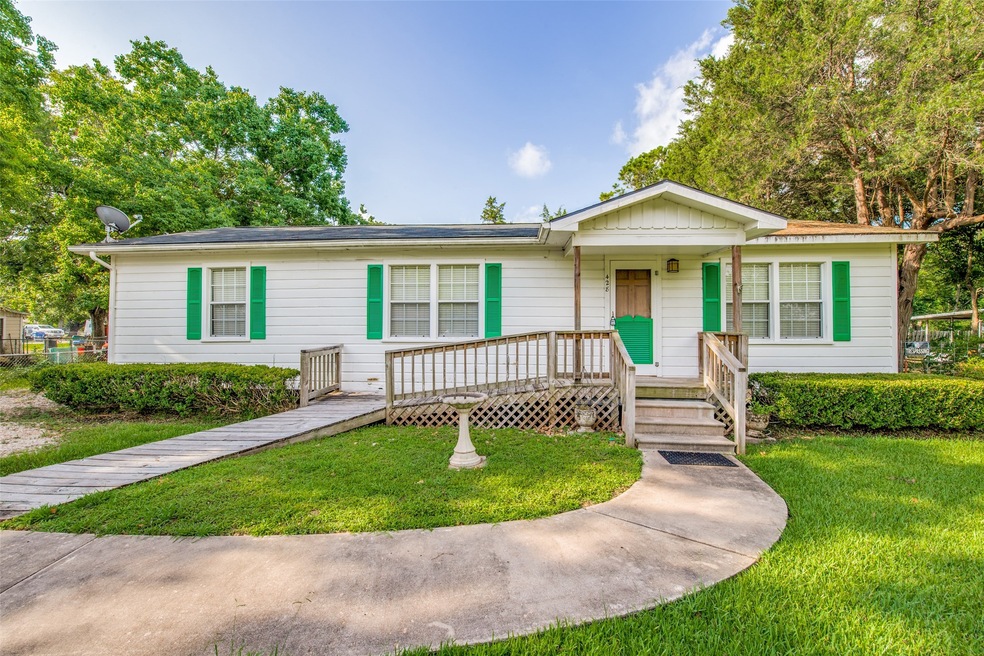 428 E Louisiana St, Brazoria, TX 77422 - photo 1